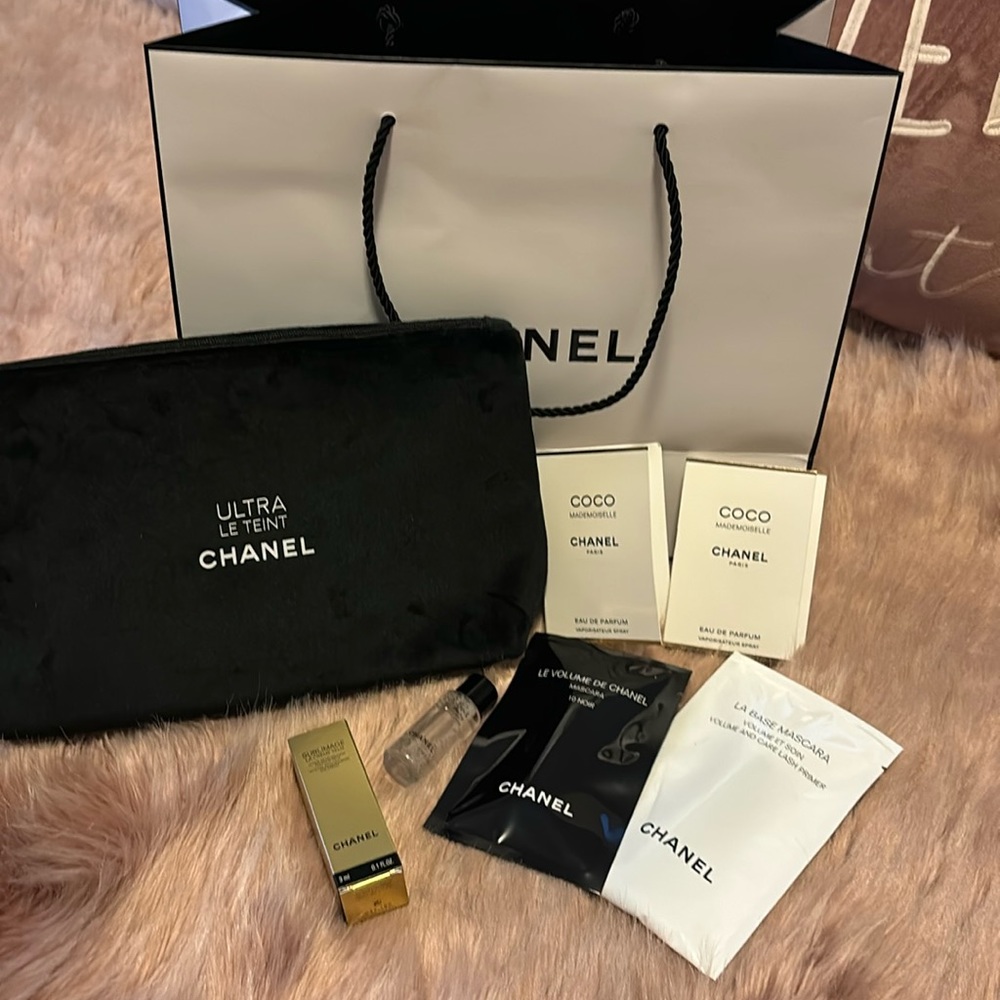 Chanel black velvet cosmetic + samples Chanel